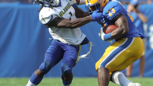 Delaware's Kedrick Whitehead (left) works against Pitt's Todd Sibley Jr. in the fourth quarter of Delaware's 17-14 loss at Heinz Field Saturday. Ud V Pitt  